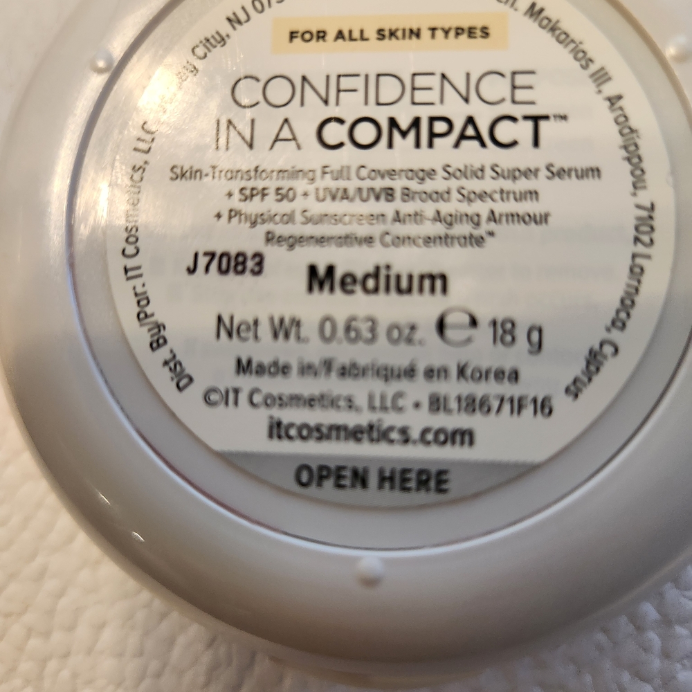 IT Cosmetics Confidence in a Compact - Medium